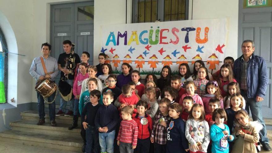 Amagüestu con gaita y tambor en el colegio Bajo Nalón