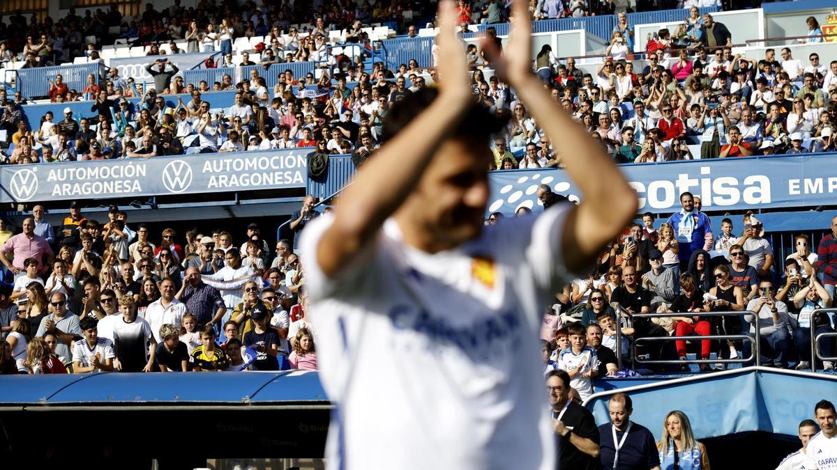 Paredes, en su salida al césped durante el partido de Aspanoa y saludando a los aficionados.