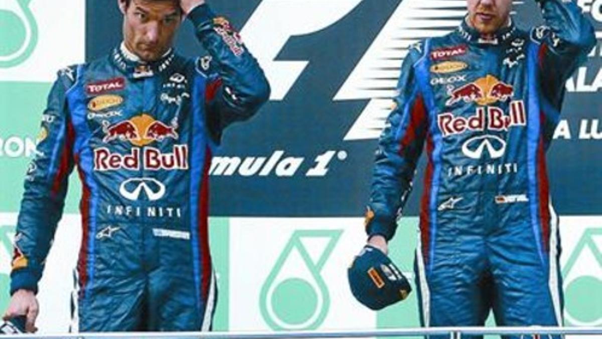 Webber (izquierda) y Vettel, con rostro serio en el podio de Sepang.
