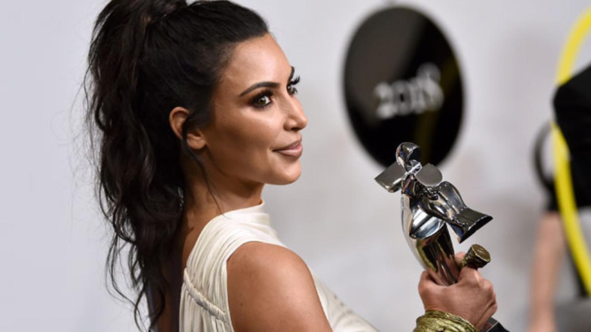 Kim Kardashian con su premio CFDA