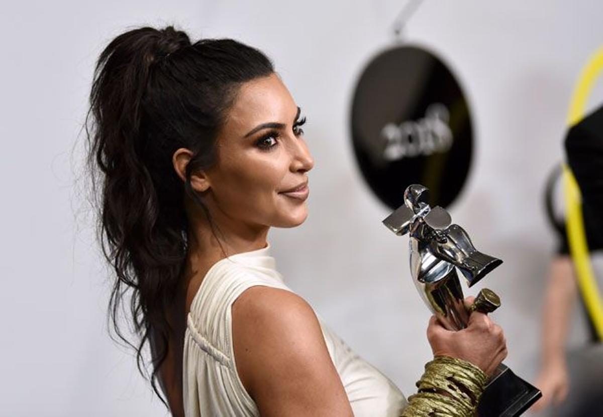 Kim Kardashian con su premio CFDA