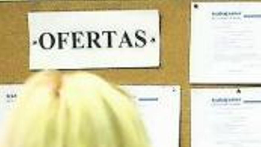 Una parada examina las ofertas de trabajo en una oficina de empleo.