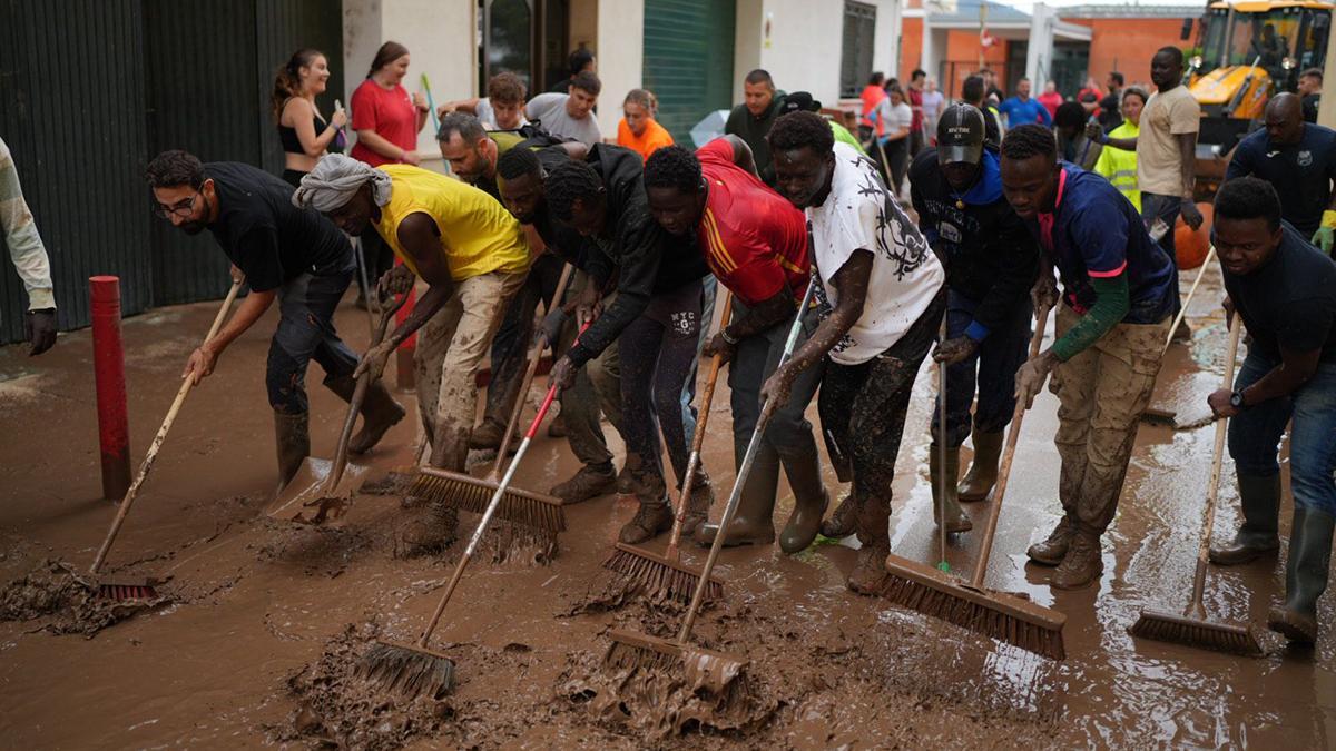 Tareas de limpieza en La Ràpita tras el paso de la dana