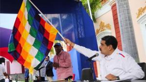 Nicolás Maduro con la bandera de los pueblos indígenas de Bolivia.