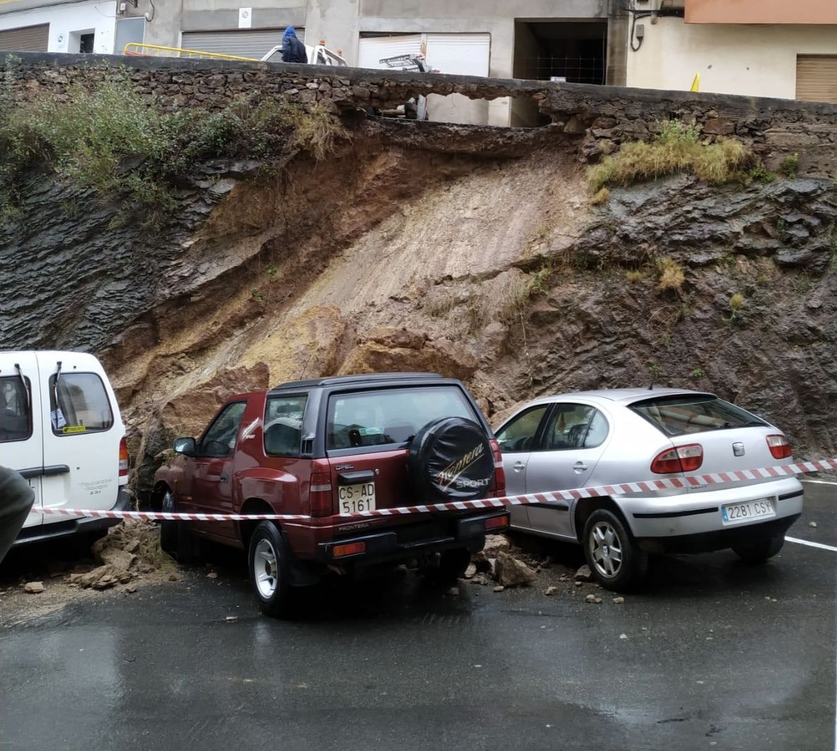 El desprendimiento de una roca provoca daños materiales en Llucena