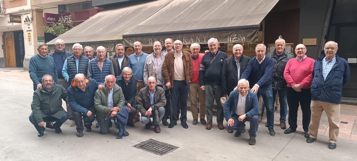 Arriba y por la izquierda están José Antonio Mazoy, Gutiérrez Gamonal, José Manuel Camiña, José Manuel Álvarez, Roberto Álvarez, Vicente Valle, José María Martínez, Luis Ayala Espina, Fernando Fidalgo, Francisco Bescós, Ignacio Veiga, Cándido Álvarez, José Manuel Suárez Prieto, Francisco Rodríguez Iglesias, Manuel García, Jesús Osoro y Rogelio López. Abajo, Fernando Terrazas, Alfonso Sevillano, Carlos Benítez, José Ángel García, José Antonio Lana y Roberto Llamedo.