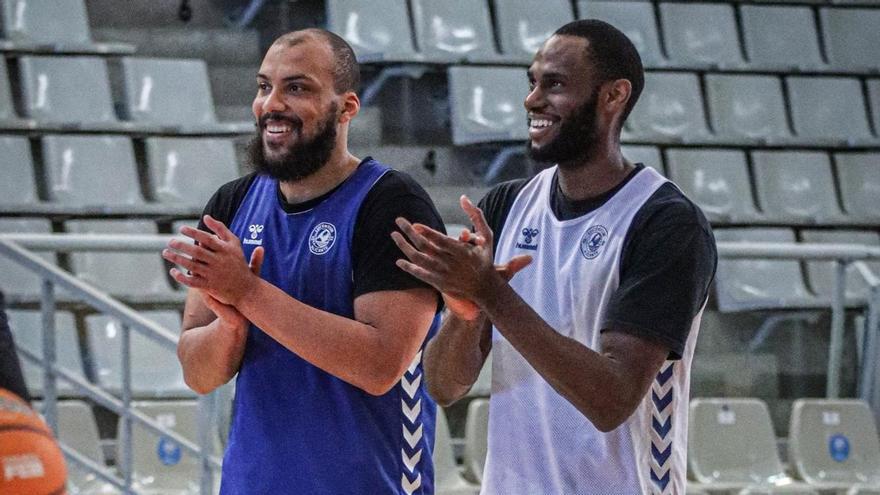 Larsen y Moute a Bidias aplauden durante un entrenamiento del Lucentum previo al partido.