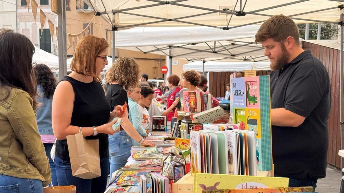 Sant Jordi llena de libros y actividades varios municipios de Mallorca