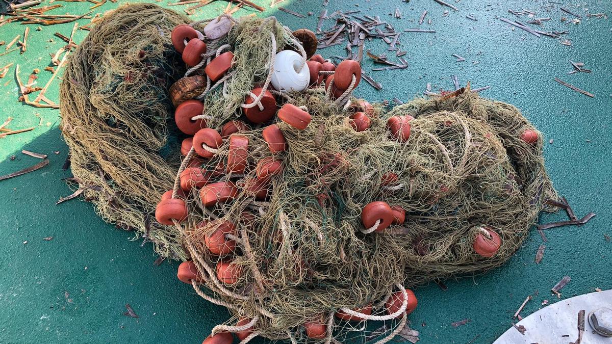 Red que se había dejado abandonada en la cala de Llebeig y que los buceadores han retirado