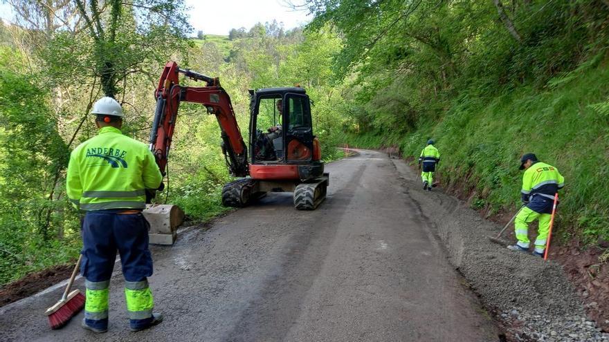 El avance de las obras de rehabilitación integral de la carretera de Miravalles, en Villaviciosa: los trabajos se centran ahora en el drenaje de la vía