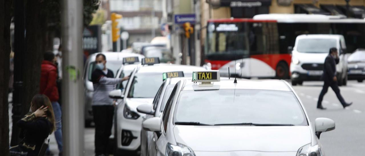 Una parada de taxis en la calle Marqués de San Esteban. | Ángel González