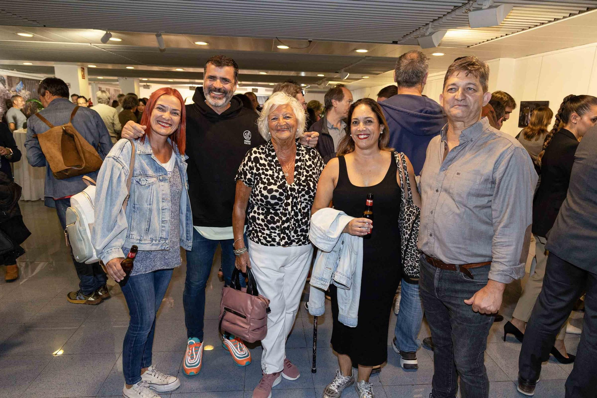 lleno total en la inauguración de INFotoperiodistas 2024,. un año de fotografía de prensa en Alicante
