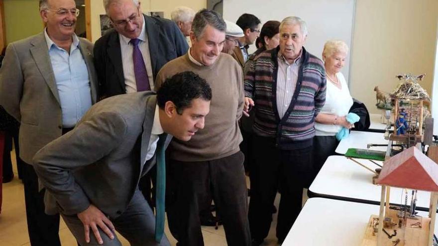 Socios del hogar de Los Bloques visitan la muestra de oficios tradicionales inaugurada ayer.