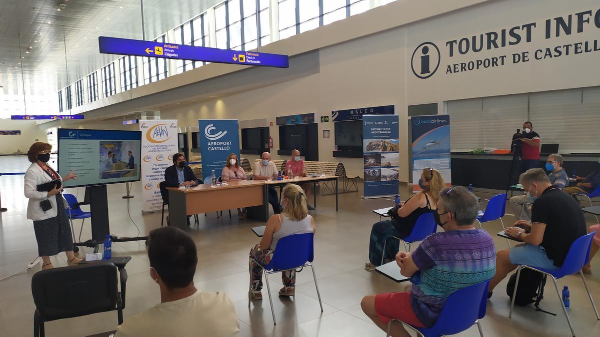 Imagen de la reunión con agencias de viajes en las instalaciones del aeropuerto de Castellón.