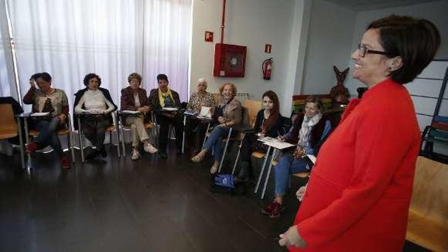 Varias de las mujeres inscritas en el taller inaugurado ayer.