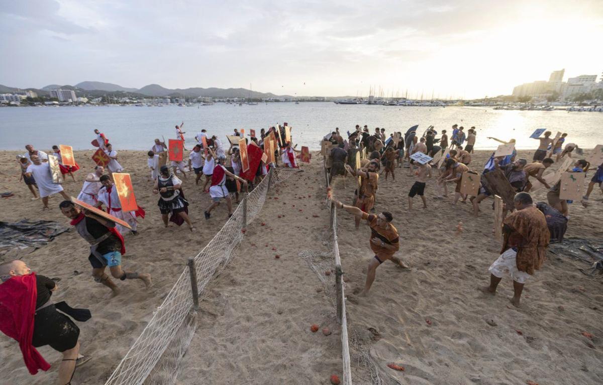 Las tropas se enfrentan en la playa de s’Arenal.