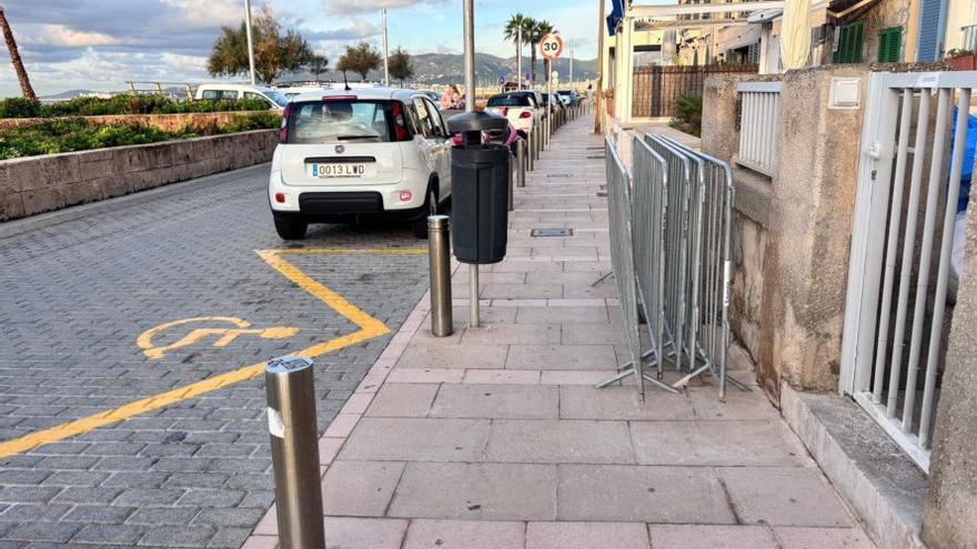 Los elementos metálicos entorpecen el paso de los viandantes. | DM