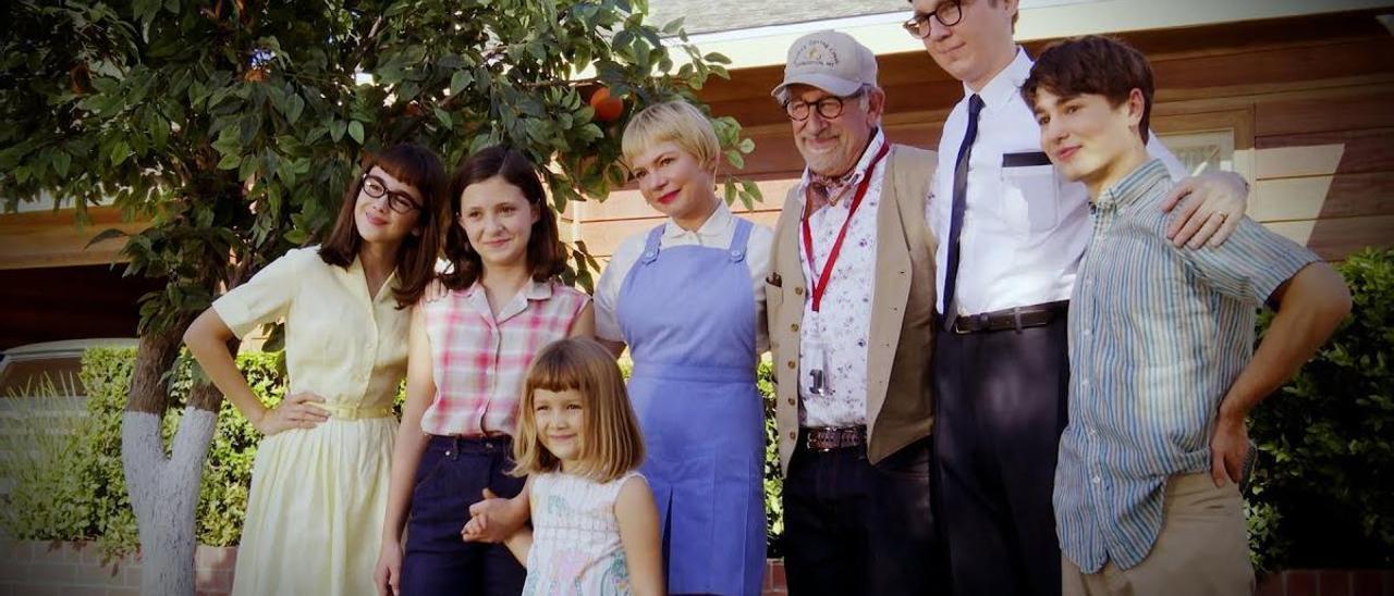 Stevel Spielberg con el reparto de ’Los Fabelman’, donde narra su infancia.