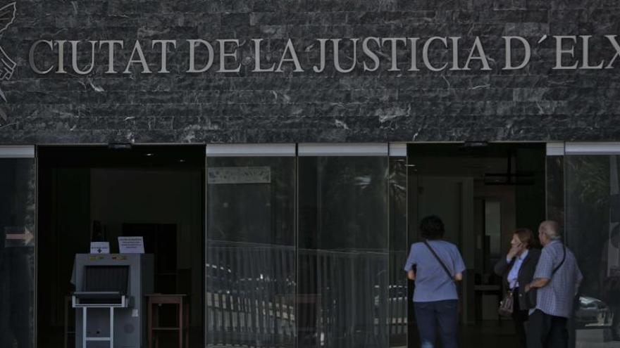 Suspenden el juicio contra un veterinario y un guardia civil por tráfico de monos