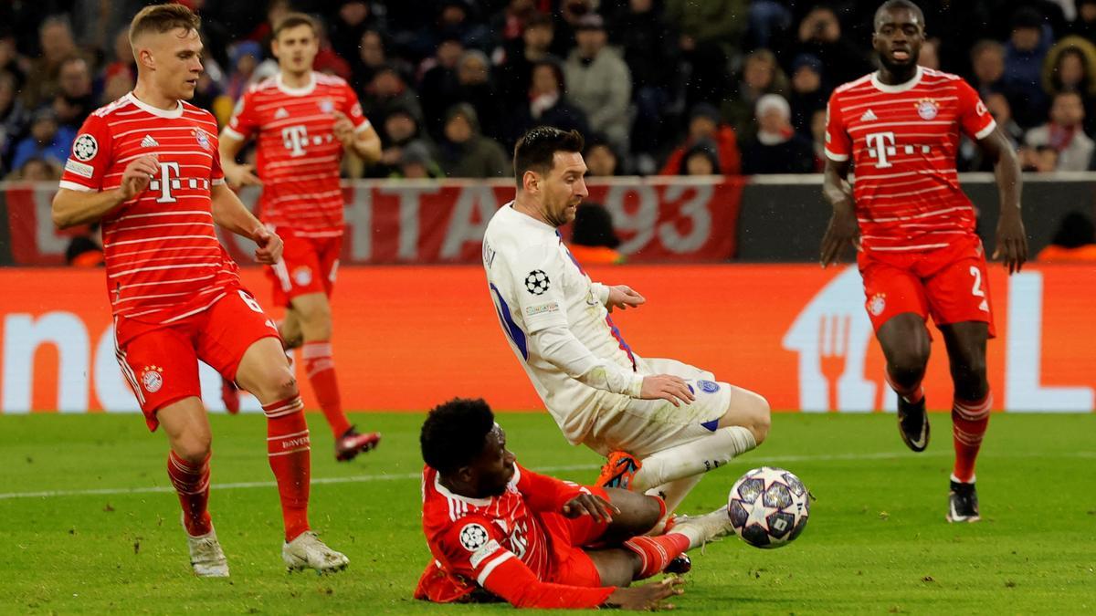 Davies frustra el disparo de Messi en el Bayern-PSG en Múnich.