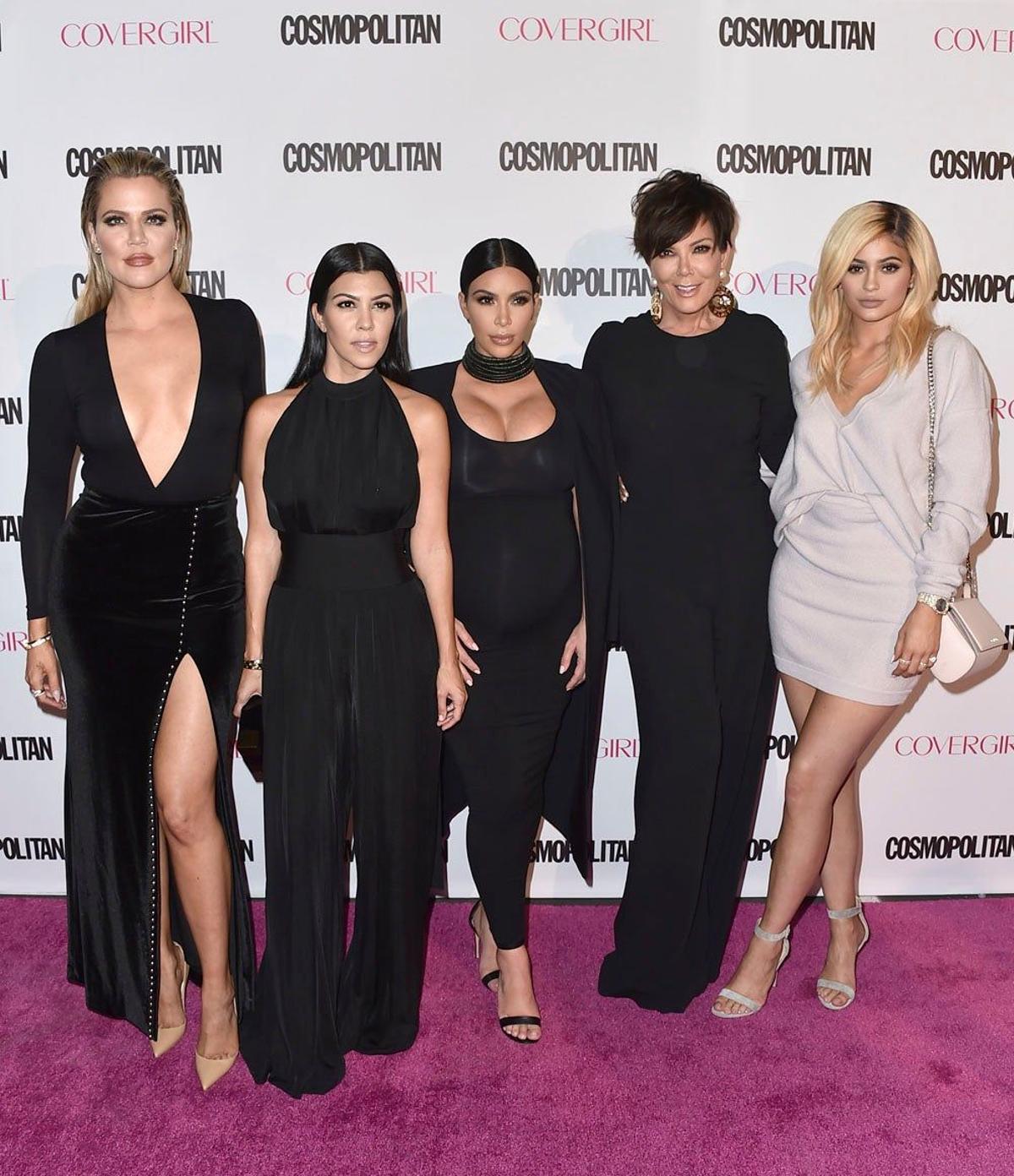 Las Kardashian aprenden a posar con mirada intensa