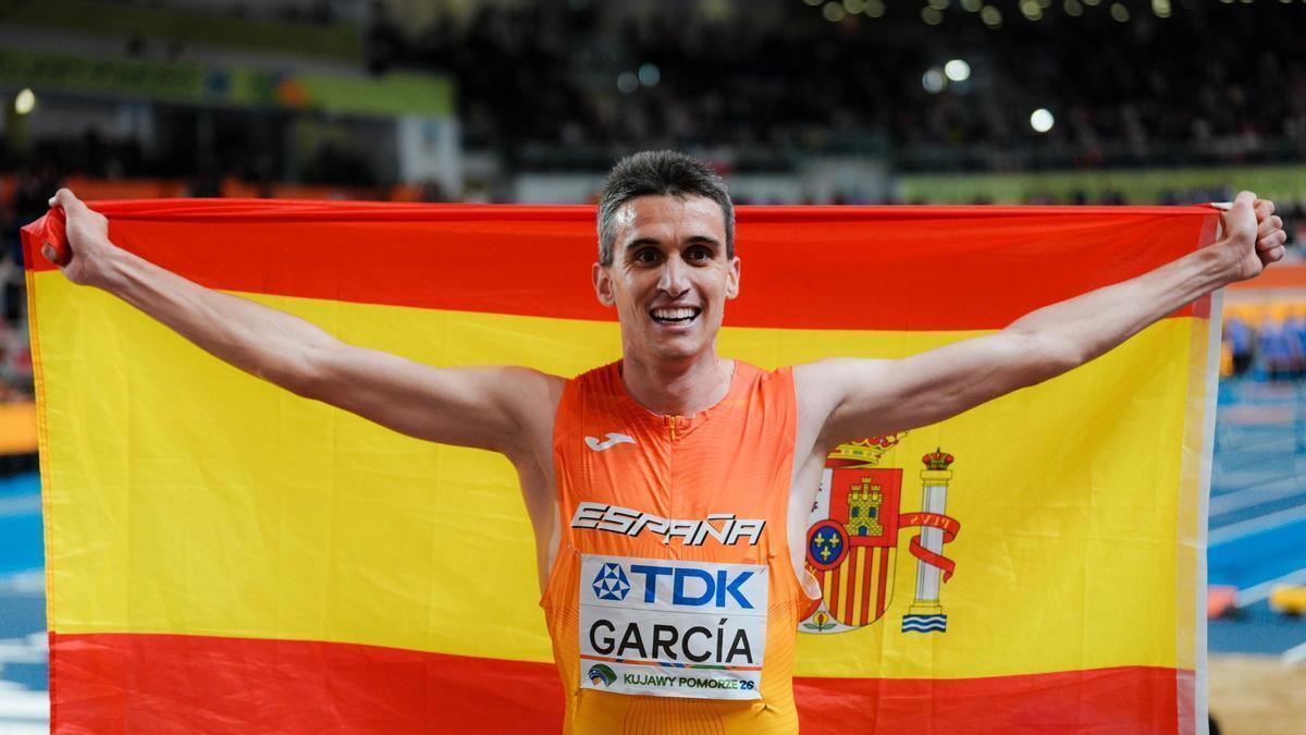 Mariano García, con la bandera de España tras ganar el Campeonato del Mundo de atletismo.