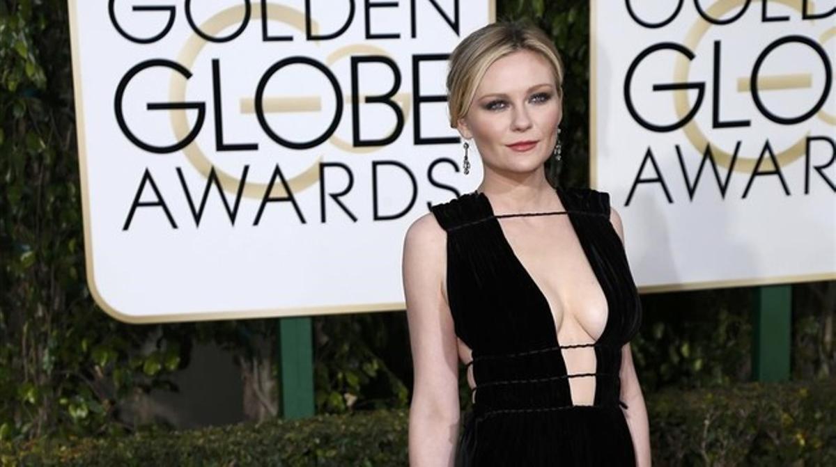 mroca32366411 actress kirsten dunst arrives at the 73rd golden g160111152106