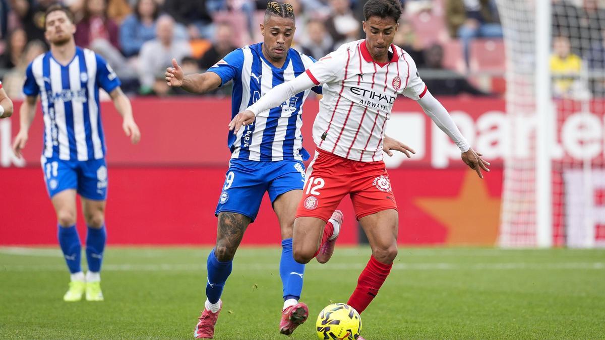 Vitor Reis lluita amb Mariano Díaz, durant el partit contra l'Alabès