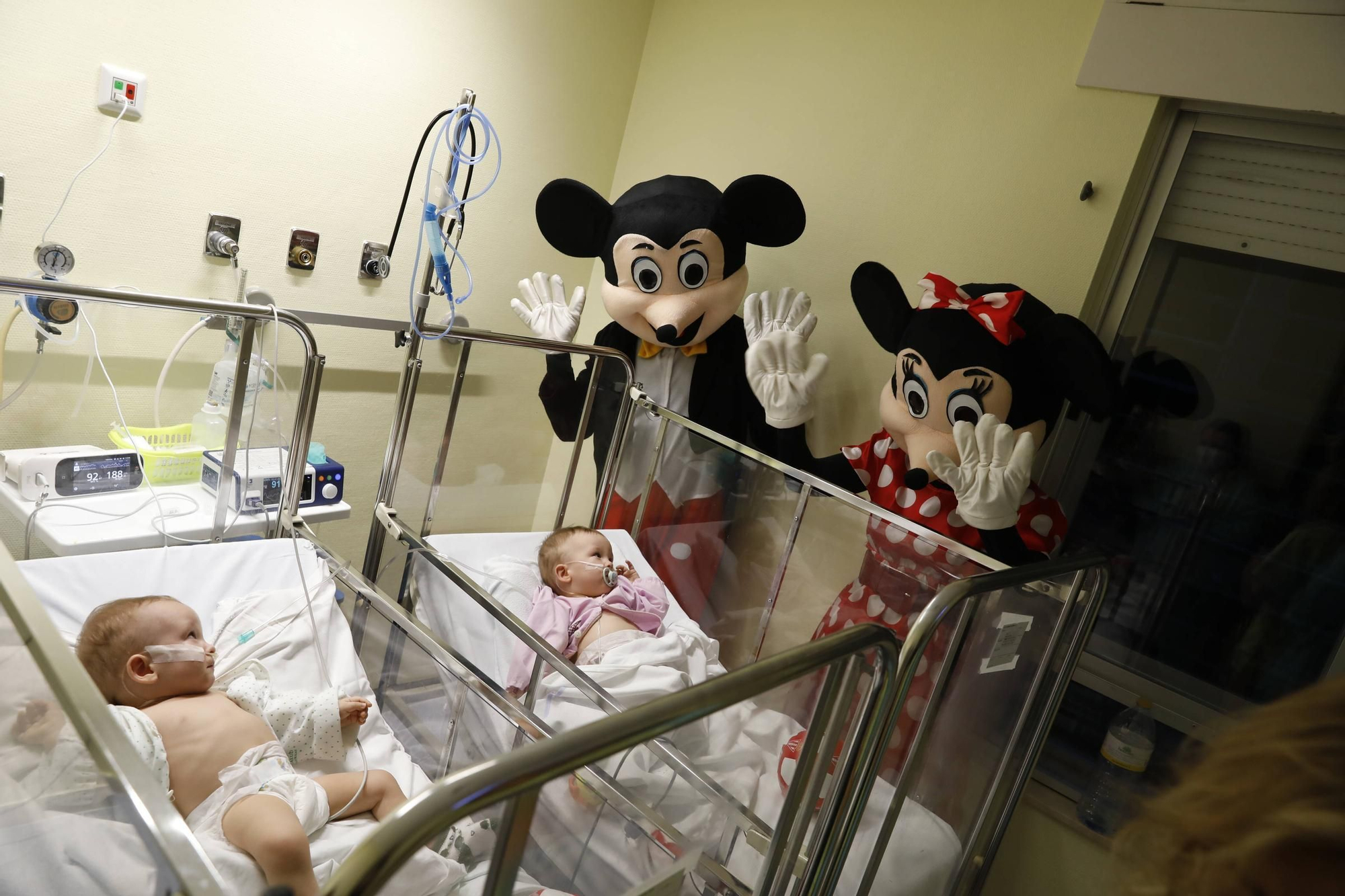 Así fue la visita de Mickey y Minnie Mouse al Hospital de Cabueñes (en imágenes)
