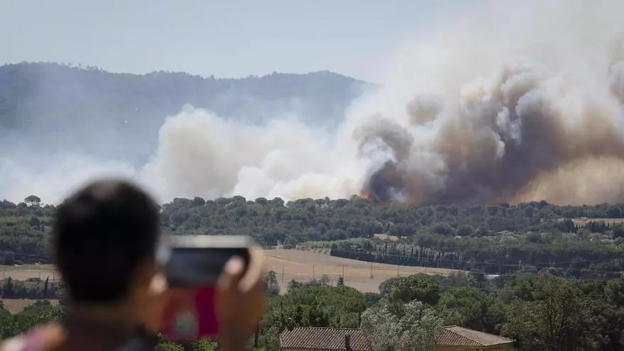 El incendio de la Bisbal entra en las Gavarres y ya afecta a 1000 hectáreas y avanza sin control