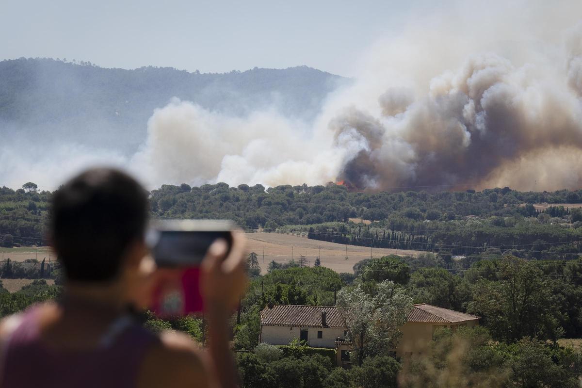 El incendio de la Bisbal entra en las Gavarres y ya afecta a 750 hectáreas y avanza sin control