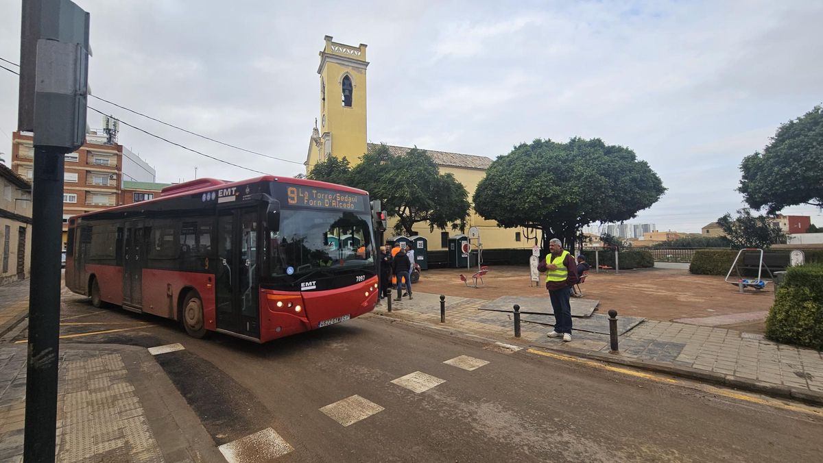 La plaza de la iglesia, con el autobús recuperado