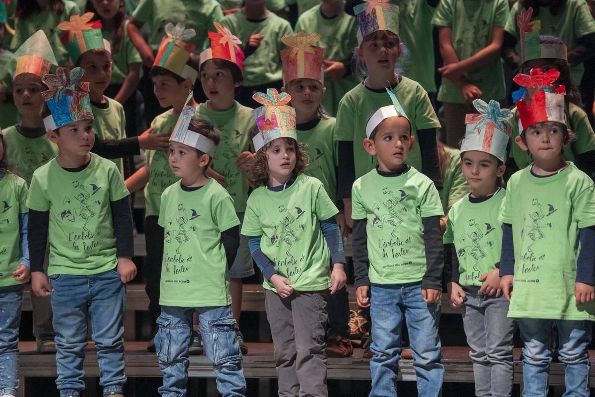 Infants canten i riuen amb les peripècies del conte “L’embolic de les festes” Infants canten i riuen amb les peripècies del conte “L’embolic de les festes”