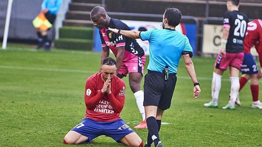 Jordi Xumetra es lamenta després d&#039;una acció de l&#039;Olot-L&#039;Hospitalet de Lliga.