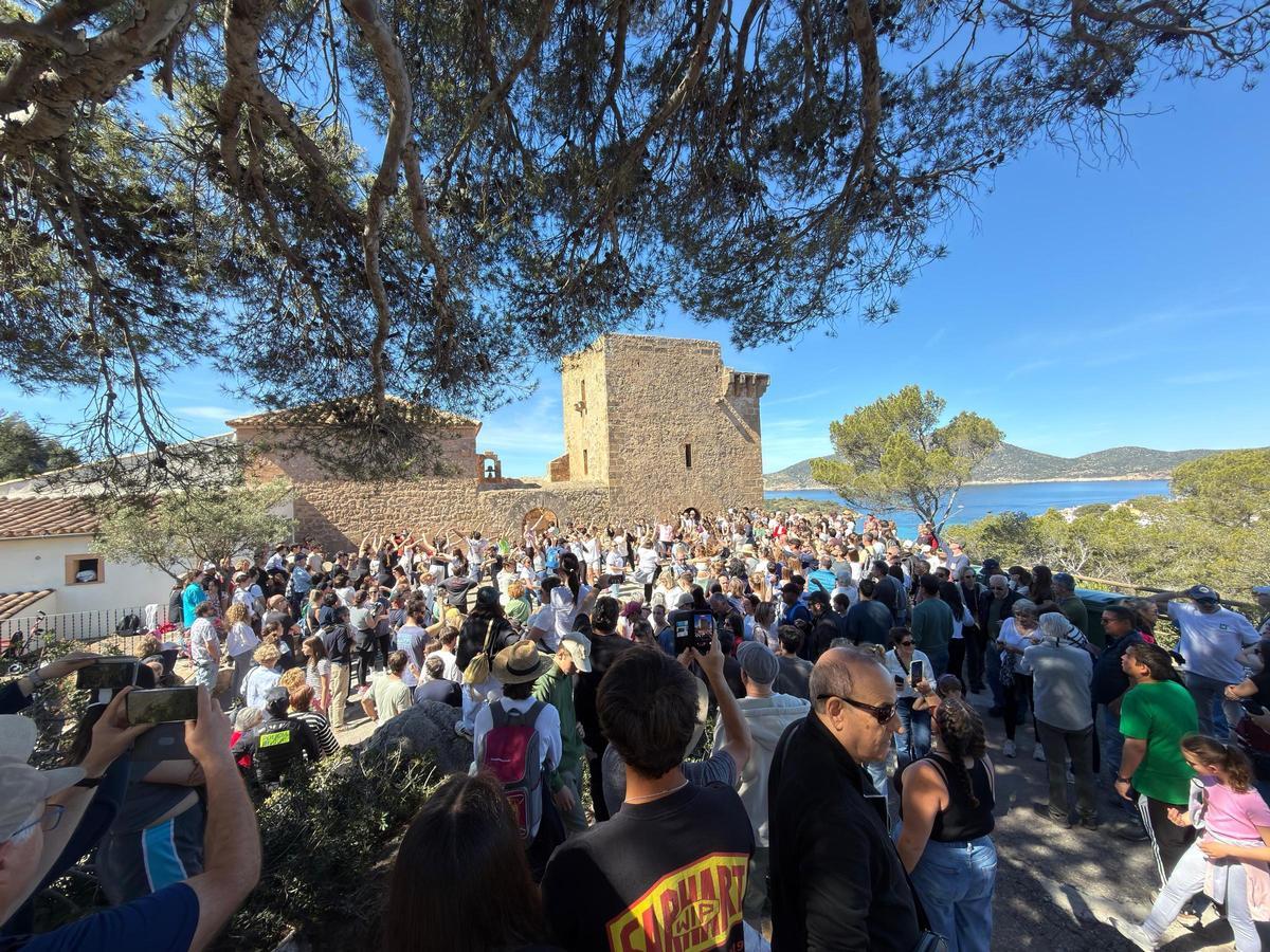Los participantes del Pancaritat en la Torre de Sant Elm.
