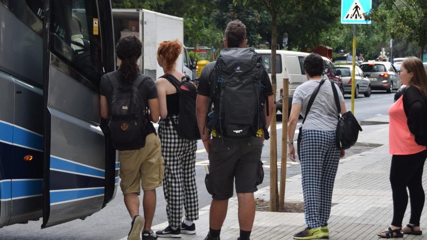 Usuaris del servei públic de transport de viatgers a la parada de Berga