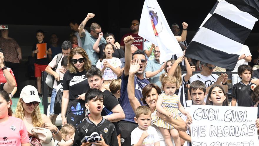 La previa | La afición del Castellón arenga a su equipo ante la gran final frente al Deportivo