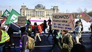 Agricultores con sus tractores conducen cerca del edificio del Reichstag durante una protesta bajo el título Estamos hartos de la industria agrícola contra la producción industrial de alimentos en Berlín, Alemania, el 20 de enero de 2024.