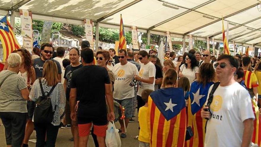 Visitants caminant pel passeig de la Indústria, ple a vessar, ahir al migdia