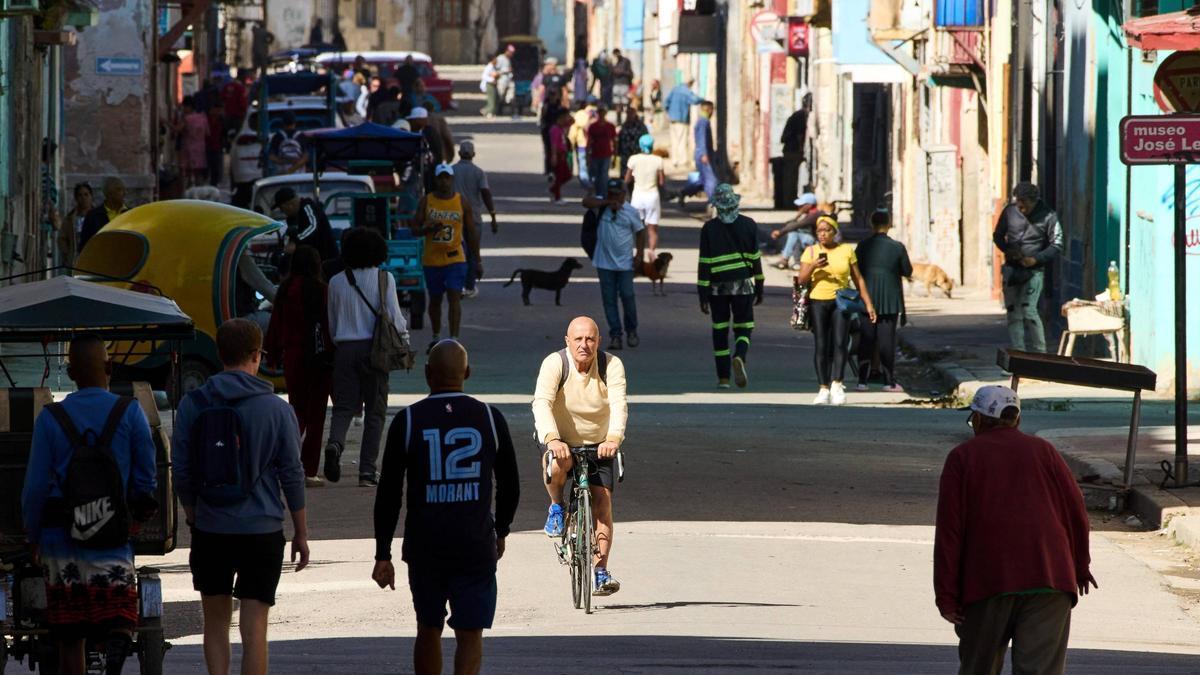 Viandantes y un clicista en una calle de La Habana este martes