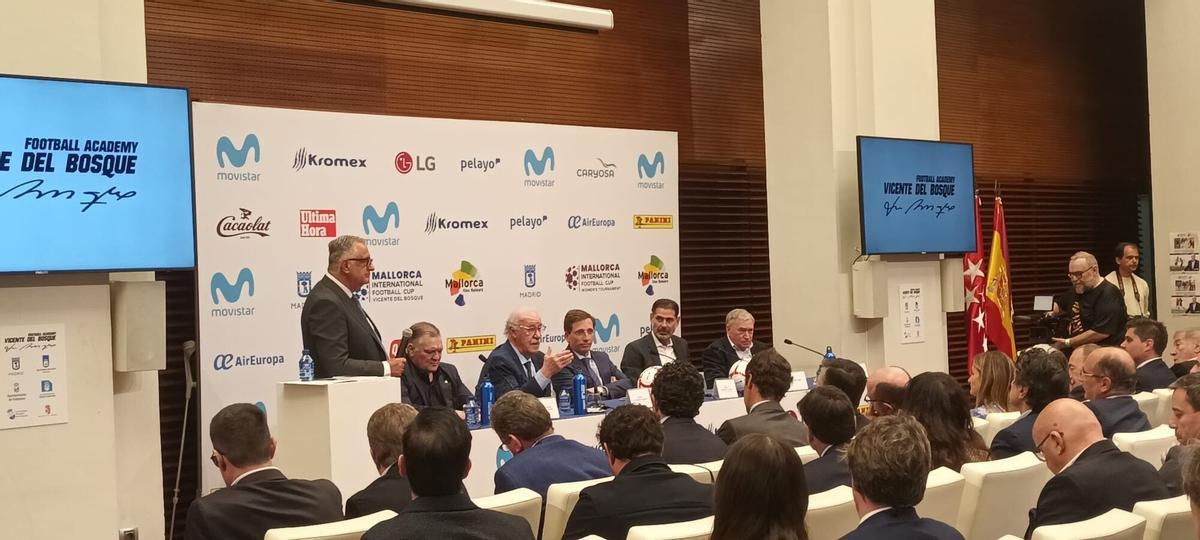 Tres seleccionadores y un 'cuarto', Almeida, respaldan a Del Bosque con su academia, con programa que vuelve en verano.