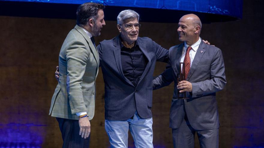 El alcalde de Elche, Pablo Ruz, con Marcelo Trobbiani y Joaquín Buitrago, presidente del Elche C.F.
