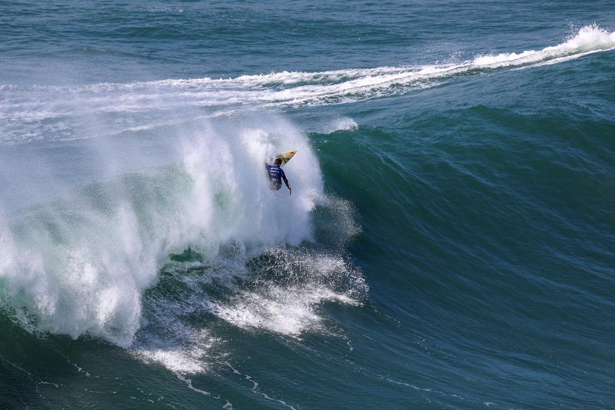 Surfistas en las olas gigantes de la Praia do Norte, en Portugal | FOTOS