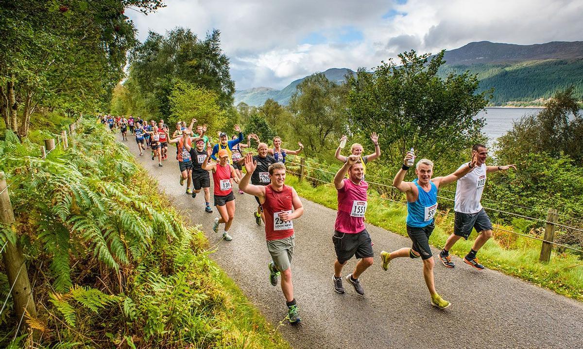 El maratón del lago Ness se celebra en un entorno natural espectacular y en un ambiente social y deportivo inmejorable.