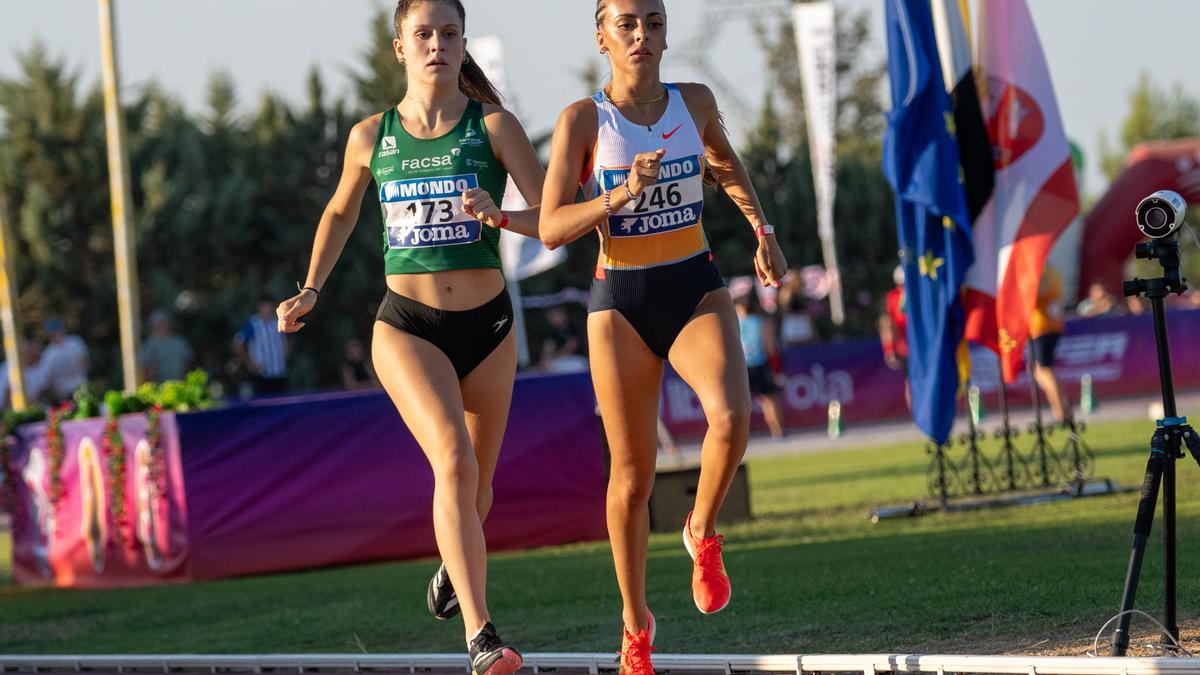 Mara Rolli Grau, la izquierda en la imagen, durante una carrera en pista