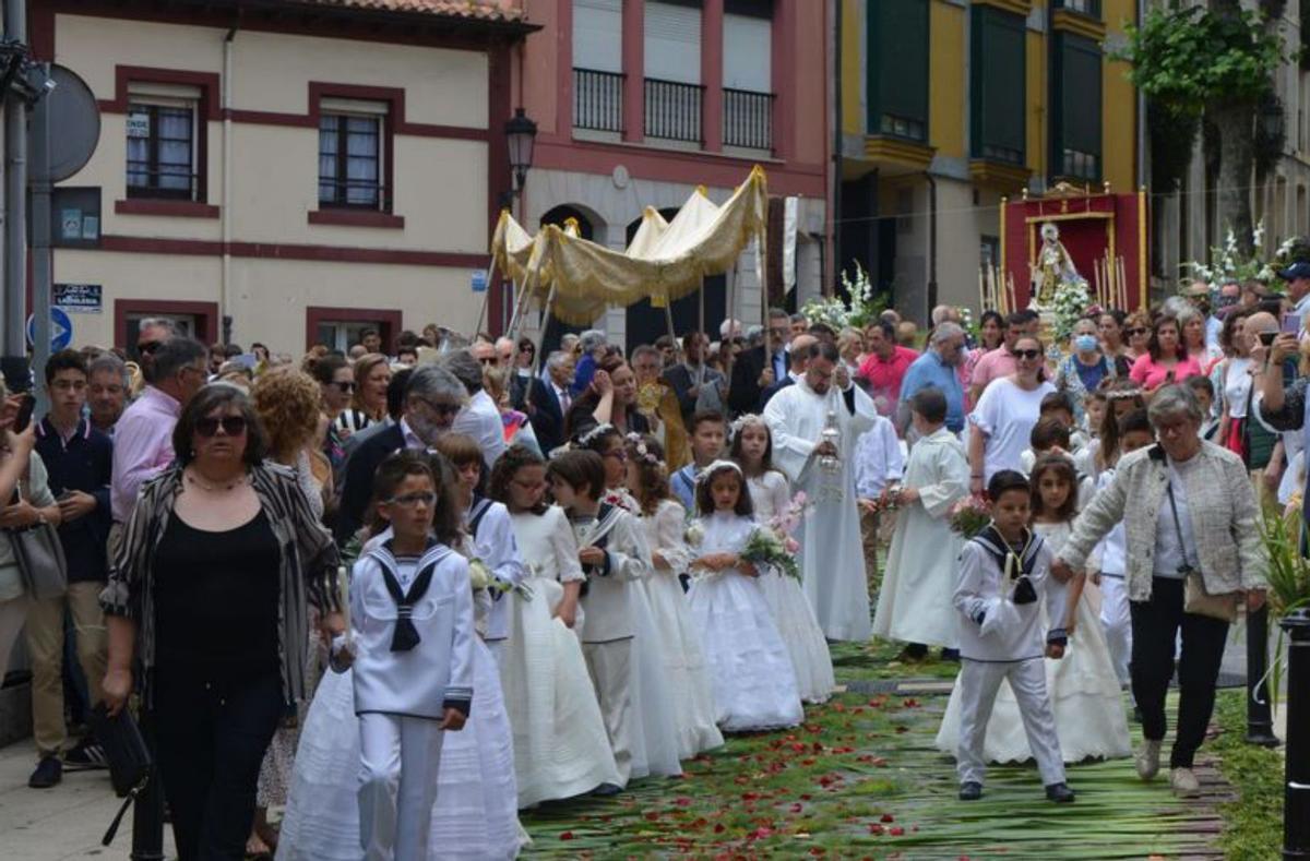 Las alfombras florales y los altares, por el centro de Candás, durante la procesión con los niños de primera comunión. | |