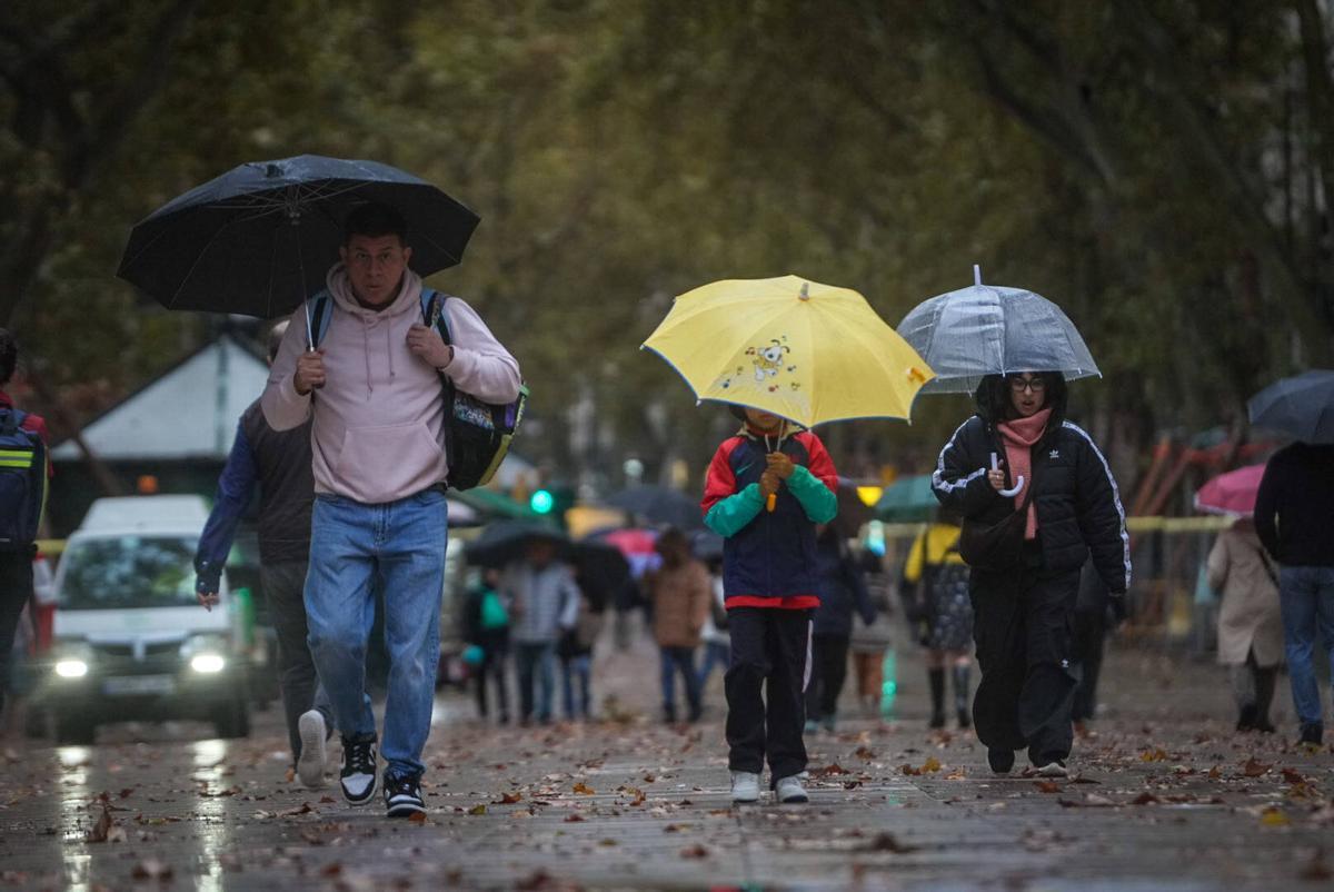 Lluvia intensa en plaza de Catalunya, en Barcelona