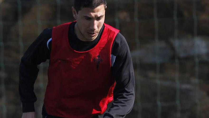 Roberto Lago volverá al once titular tras cumplir un partido de sanción