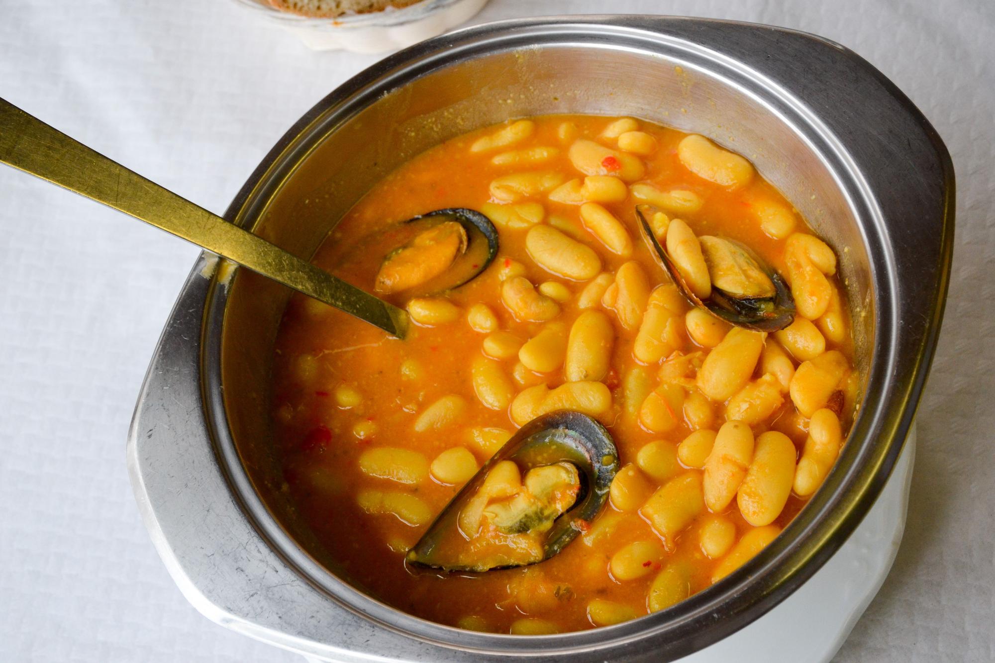 Fabes con mejillones, uno de los platos del menú de fin de semana.