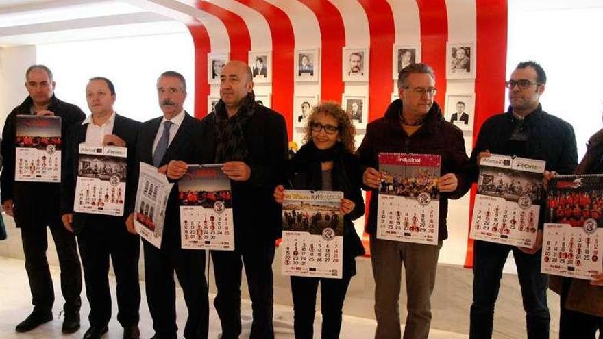 Directivos del club, patrocinadores y colaboradores del calendario, ayer en la presentación.